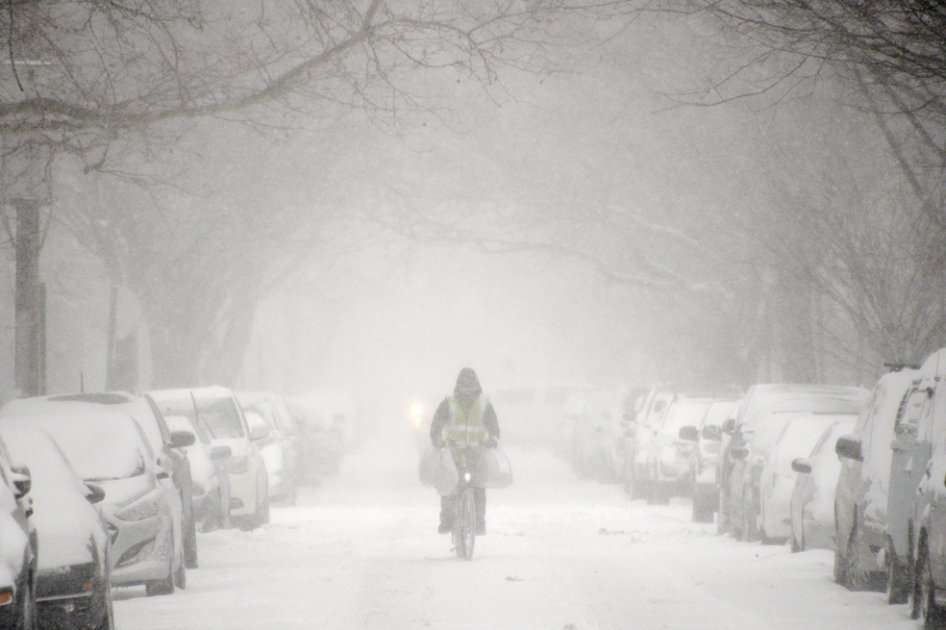 Vastas áreas del noreste de Estados Unidos quedaron hoy bajo estado de emergencia y en la ciudad de Nueva York se prohibirá el tráfico de vehículos por una de las tormentas de nieve más graves en la reciente historia del país. / EFE