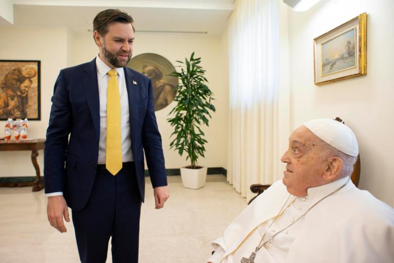 VATICAN CITY (Vatican City State (Holy See)), 20/04/2025.- A handout picture provided by the Vatican Media shows shows Pope Francis meeting with US Vice President JD Vance on Easter Sunday at the Vatican, 20 April 2025. (Papa, Italia) EFE/EPA/VATICAN MEDIA HANDOUT HANDOUT EDITORIAL USE ONLY/NO SALES