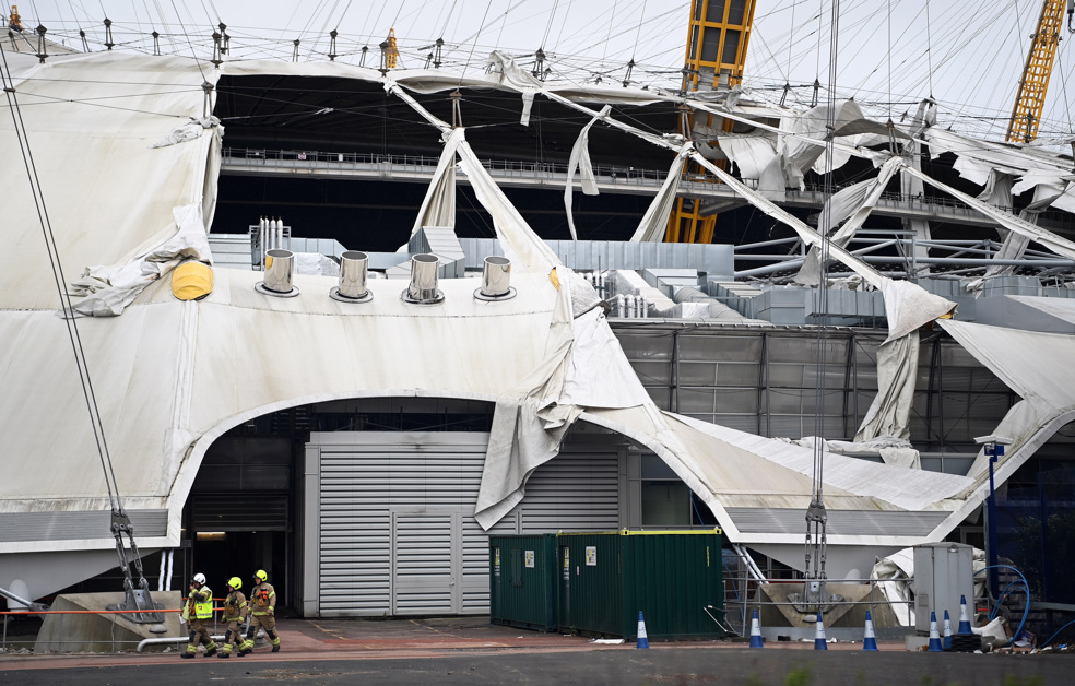 El paso de Eunice por Londres, Reino Unido, dejó daños en el techo de la Arena O2.