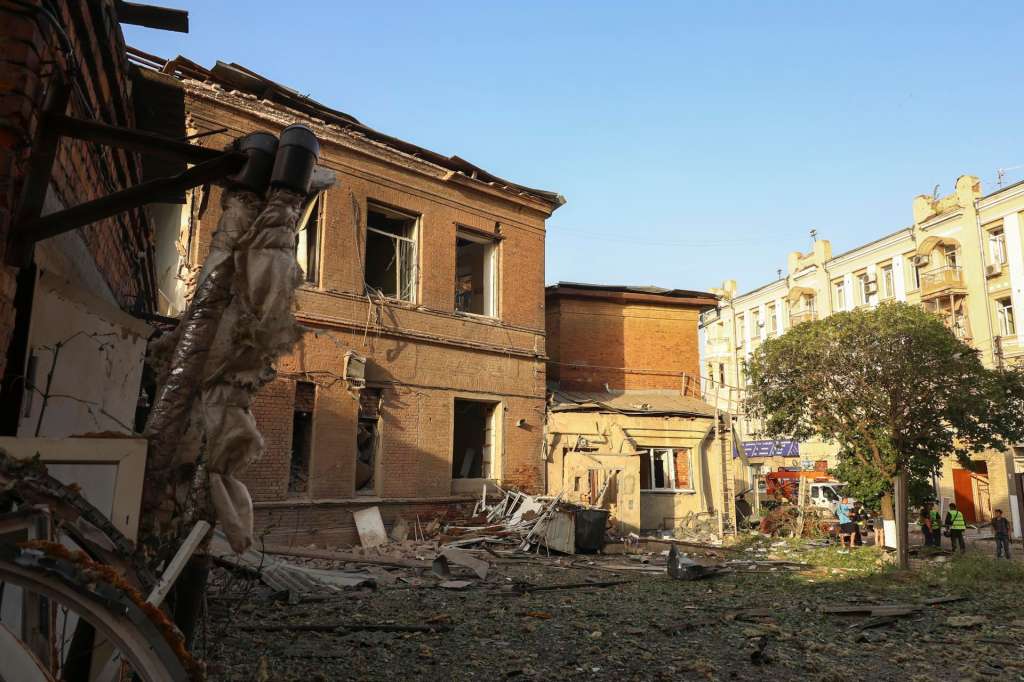 KHARKIV (Ukraine), 11/07/2025.- The site of a drone strike in Kharkiv, Ukraine, 11 July 2025, amid the Russian invasion. At least nine people were injured the morning in a Russian drone attack on downtown Kharkiv, according to the State Emergency Service (SES). (Rusia, Ucrania) EFE/EPA/SERGEY KOZLOV