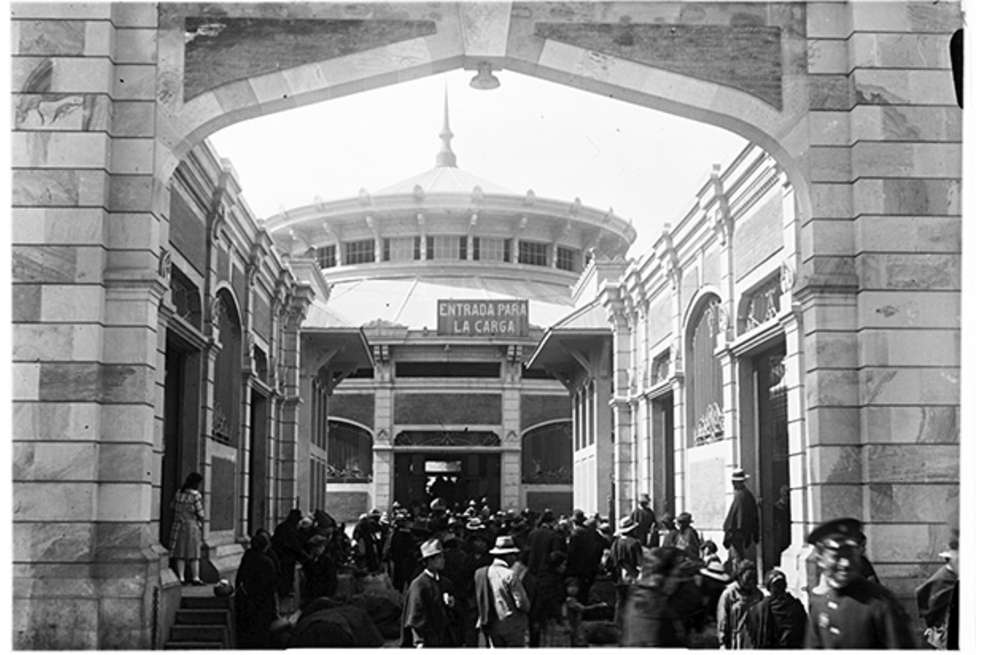 Imagen del Mercado La Concepción. Una de las postales de la ciudad que hace parte de la exposición en el Museo de Bogotá.