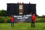 Activistas de Greenpeace cubren de negro casa de primer ministro británico