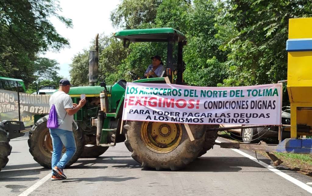 AME6947. SALDAÑA (COLOMBIA), 05/03/2025.- Fotografía cedida por Productores Arroceros de manifestantes bloqueando las vías este lunes, en Saldaña (Colombia). Los productores colombianos de arroz, que han denunciado una crisis del sector, insistieron este miércoles en que el Gobierno debe tomar medidas para aliviar sus deudas y protegerlos de los tratados de libre comercio, en el tercer día de una huelga. EFE/ Productores Arroceros /SOLO USO EDITORIAL NO VENTAS/SOLO DISPONIBLE PARA ILUSTRAR LA NOTICIA QUE ACOMPAÑA (CRÉDITO OBLIGATORIO)