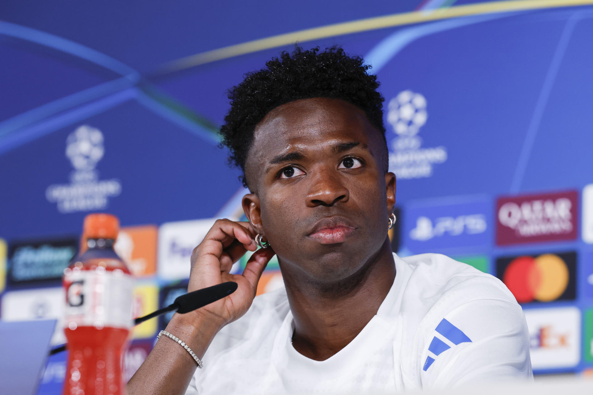MADRID, 06/04/2026.- El jugador del Real Madrid Vinicius Jr, durante la rueda de prensa que ha ofrecido tras el entrenamiento del equipo este lunes en Valdebebas para preparar el partido de ida de cuartos de final de la Liga de Campeones que disputan mañana, martes, frente al Bayern Múnich en el estadio Santiago Bernabéu. EFE/ J.J.Guillen