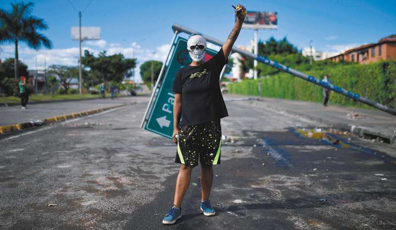 Bloqueos y barricadas en sector Paso del Comercio en Cali, durante el Paro Nacional.
