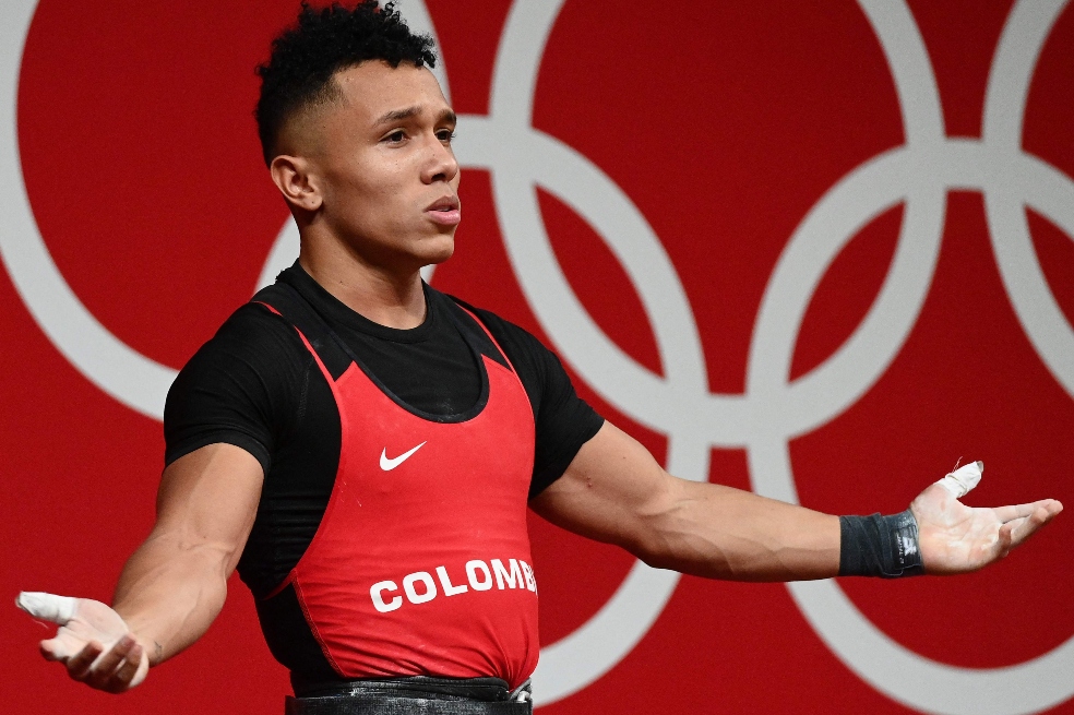 Luis Javier Mosquera protestó cuando los jueces no validaron su tercer intento en el envión, el que finalmente le dio la medalla de plata.