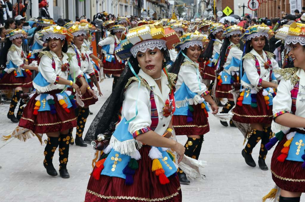 AME8412. PASTO (COLOMBIA), 03/01/2025.- Integrantes de una comparsa participan en el desfile del 'Canto a la Tierra' este viernes, en el Carnaval de Negros y Blancos en Pasto (Colombia). EFE/ Mauricio Dueñas Castañeda