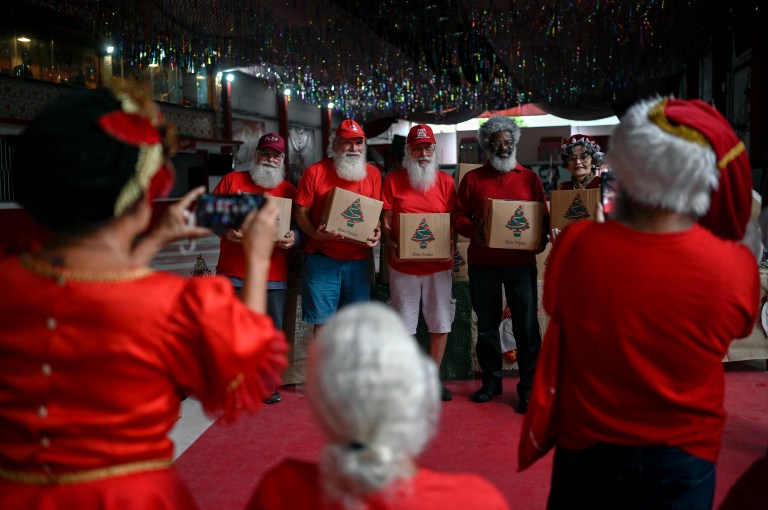 Los Papás Noel de Río de Janeiro reciben regalos de navidad