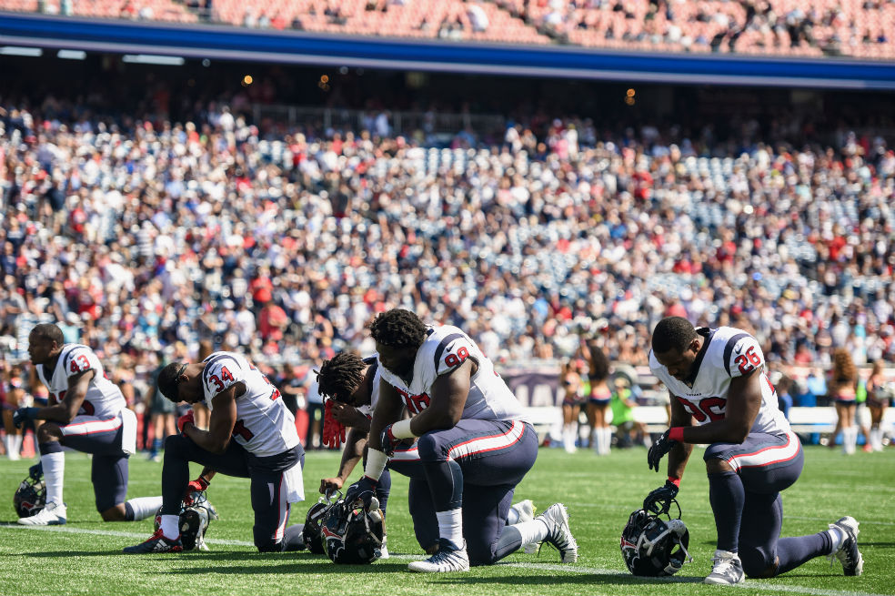 Los jugadores de los Houston Texans se arrodillan durante el himno de Estados Unidos. / AFP