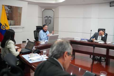 Petro se reunió con asesores y funcionarios para examinar estrategia de comunicación