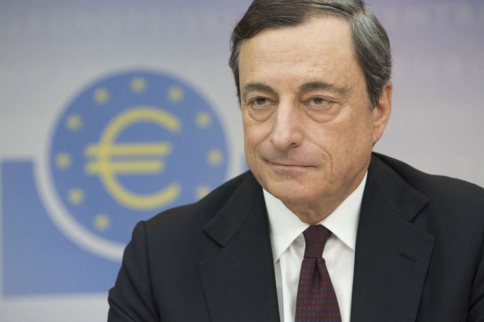 Mario Draghi lidera las políticas monetarias del Banco Central Europeo en busca de llegar a tierra firme en medio de la tormenta financiera internacional./ Bloomberg