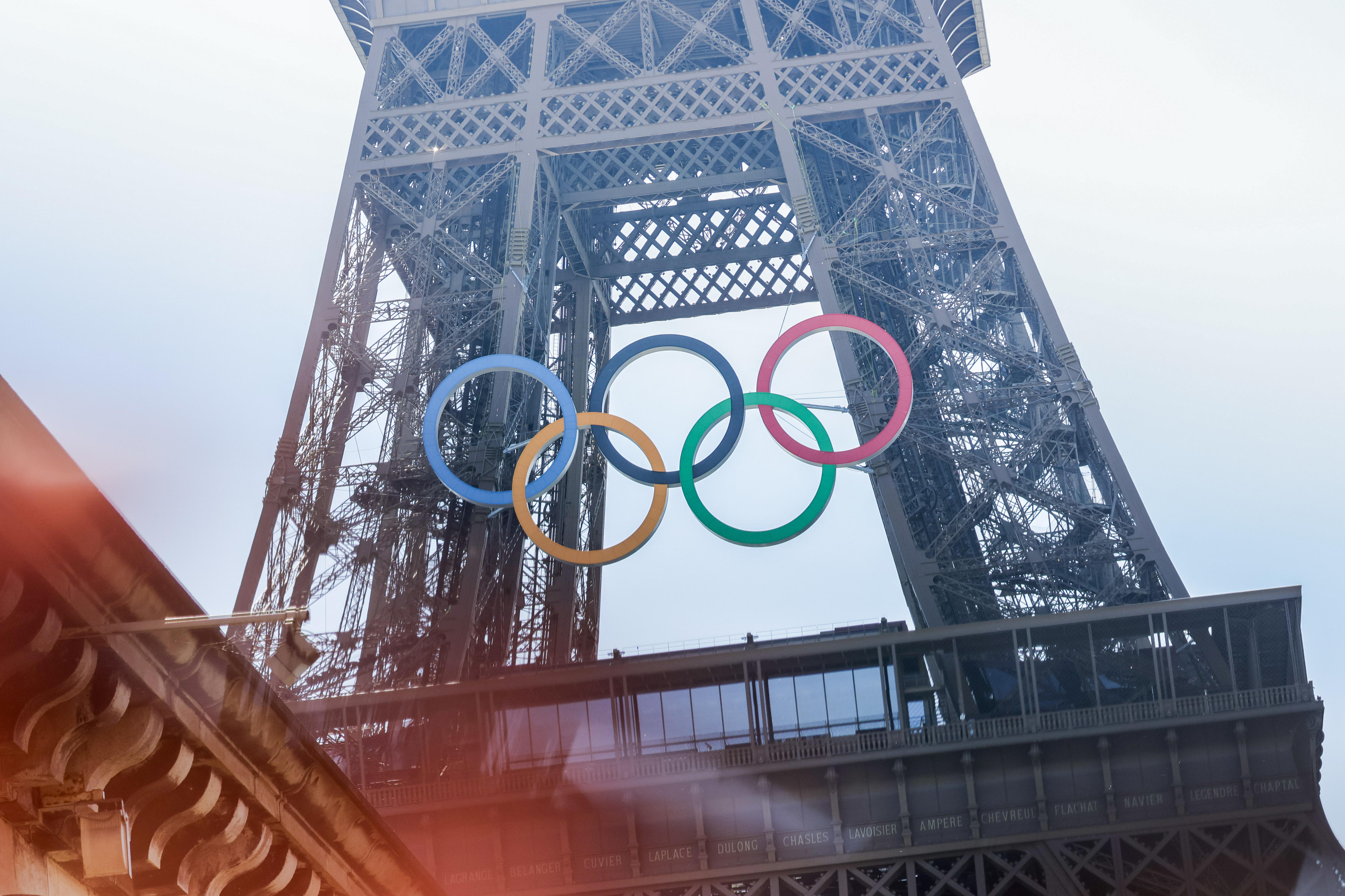 Paris (France), 07/06/2024.- Reflection effect on the Eiffel tower with the Olympic rings in Paris, France, 07 June 2024. The Olympic rings were installed on the Eiffel Tower 50 days before the Paris 2024 Olympic and Paralympic Games. (Francia) EFE/EPA/TERESA SUAREZ