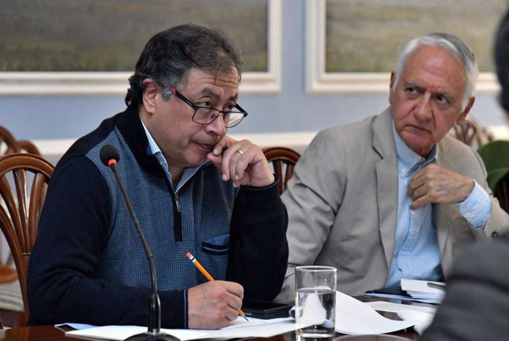 CORRIGE TÍTULO***BOG700. BOGOTÁ. (COLOMBIA), 19/06/2023.- Fotografía cedida por la oficina de prensa de la Presidencia de Colombia del mandatario, Gustavo Petro (i), junto al ministro de salud, Alfonso Jaramillo, durante una reunión en la que se analizan las propuestas para una nueva política de drogas, en Bogotá (Colombia). El mayor triunfo de la izquierda colombiana, la elección de Gustavo Petro como presidente, cumple su primer año con el Gobierno en dificultades para sacar adelante las transformaciones sociales prometidas y por escándalos de su entorno. EFE/ Presidencia De Colombia / SOLO USO EDITORIAL/ SOLO DISPONIBLE PARA ILUSTRAR LA NOTICIA QUE ACOMPAÑA (CRÉDITO OBLIGATORIO)