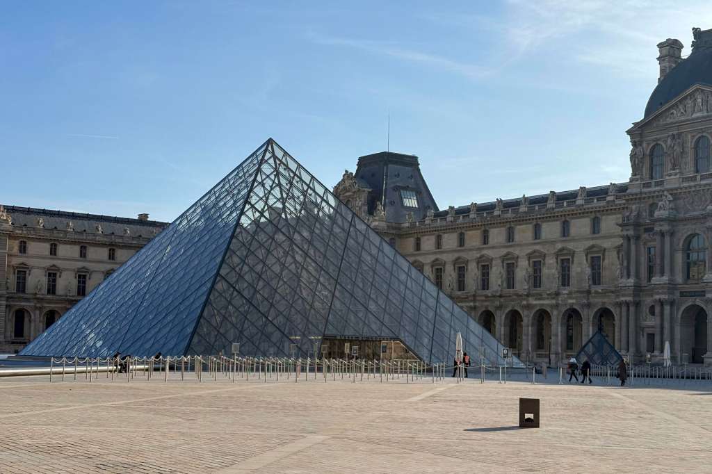 PARÍS, 19/01/2026.- La plaza del Louvre desierta con motivo del cierre del museo. El Louvre, el museo más grande y visitado del mundo, anunció este lunes que permanecerá cerrado durante esta jornada con motivo de la huelga que mantienen de forma intermitente sus trabajadores desde el pasado diciembre. EFE/ Pol Lloberas Cardona