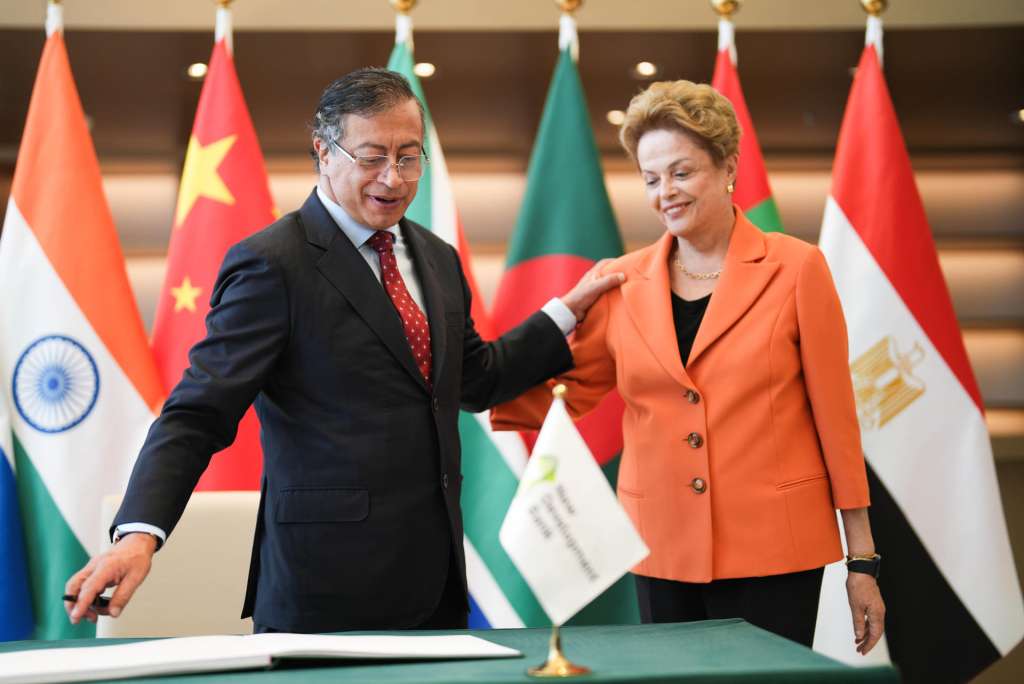 AME8570. SHANGHÁI (CHINA), 16/05/2025.- Fotografía cedida por la Presidencia de Colombia del mandatario colombiano, Gustavo Petro, junto a la directora de New Development Bank (NDB), Dilma Rousseff, este viernes en Shanghái (China). Petro presentó una solicitud formal para ingresar al Nuevo Banco de Desarrollo (NDB, en inglés) de los BRICS, el bloque de economías emergentes encabezado por Brasil, Rusia, India, China y Sudáfrica. EFE/ Presidencia De Colombia / SOLO USO EDITORIAL/ NO VENTAS /SOLO DISPONIBLE PARA ILUSTRAR LA NOTICIA QUE ACOMPAÑA (CRÉDITO OBLIGATORIO)