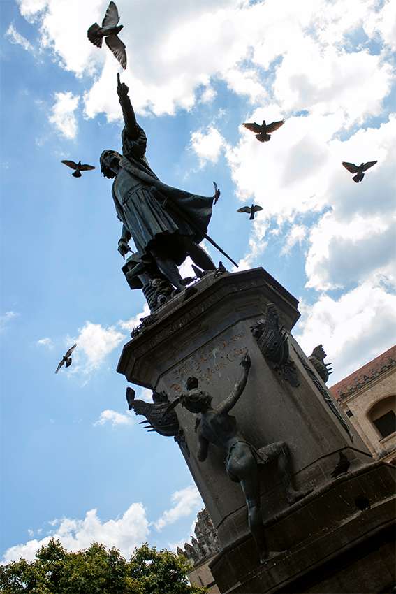 El Monumento al Almirante Cristóbal Colón fue construido en 1887 y representa el contacto de los nativos con los europeos. Está culminado por una escultura en bronce del descubridor y sobre la base de mármol se aprecia a Anacaona (Flor de Oro en lengua taíona), primera mujer indígena que aprendió a escribir y reina de los taínos.