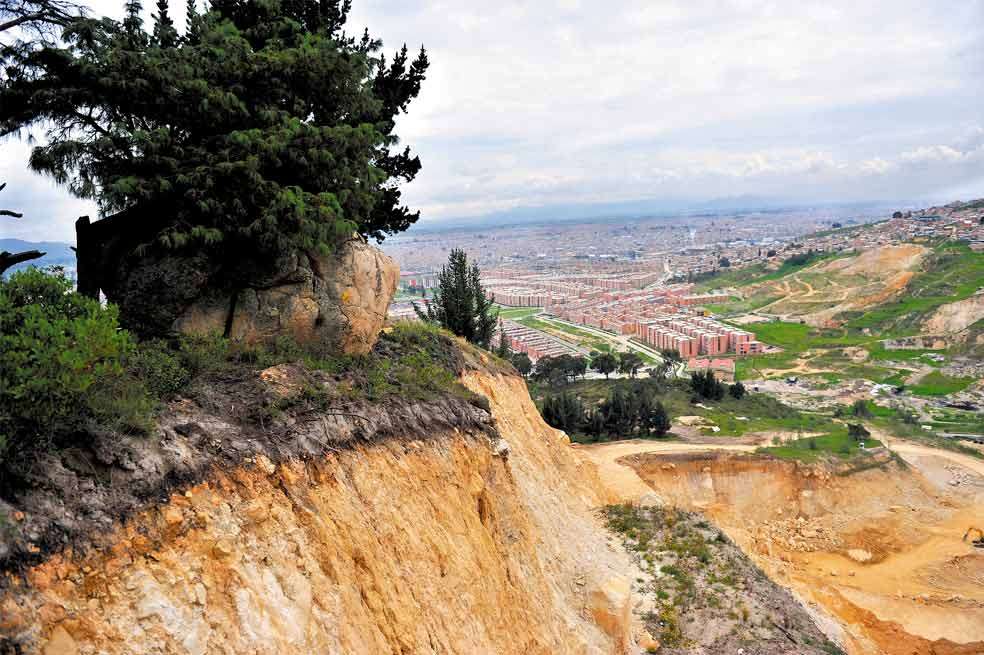 Una de las 20 piedras con arte rupestre al borde de la cantera de Invercot Ltda. / El Espectador