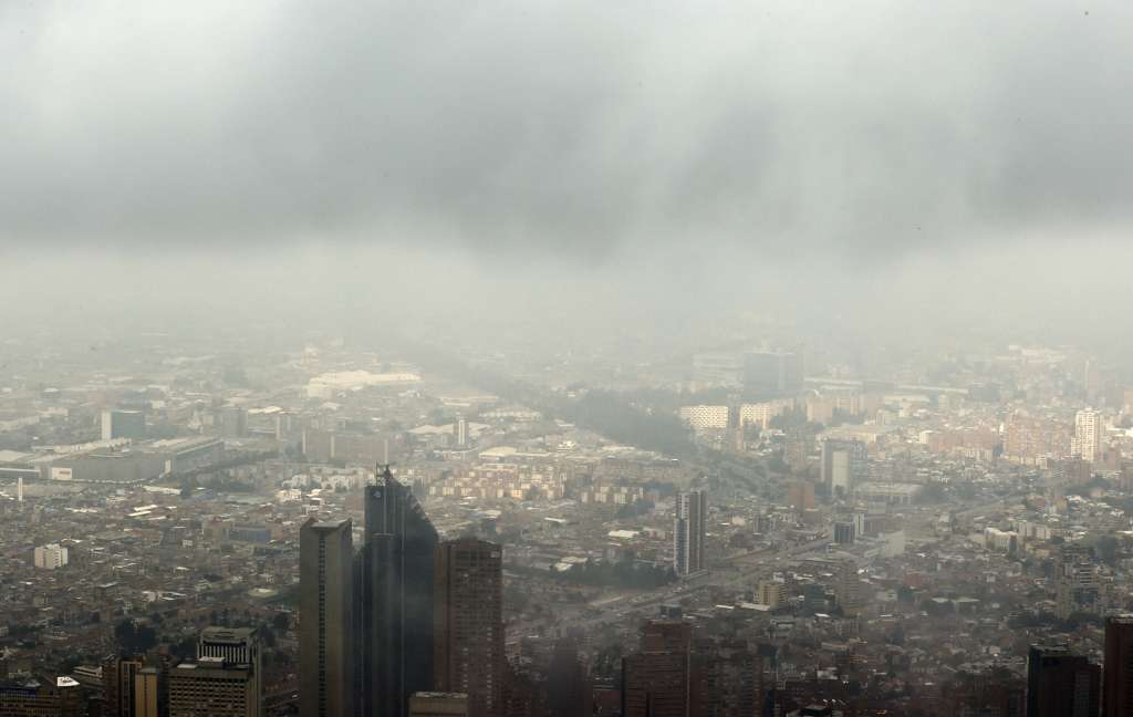 AME3703. BOGOTÁ (COLOMBIA), 05/02/2022.- Fotografía de la ciudad de Bogotá cubierta del humo provocado por incendios provocados por las disidencias de las FARC en el Parque Nacional Natural Serranía de Chiribiquete, hoy, en Bogotá (Colombia). Más de 86.000 hectáreas de bosques se han visto afectadas en Colombia por incendios causados por manos criminales y la temporada seca, especialmente en la Orinoquía y la Amazonía, afectando la calidad del aire de ciudades como Bogotá. EFE/ Mauricio Dueñas Castañeda