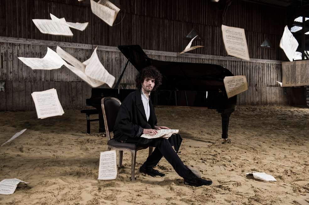 De raíces mexicanas y libanesas, el pianista Simon Ghraichy se destaca por su estilo. / Cortesía