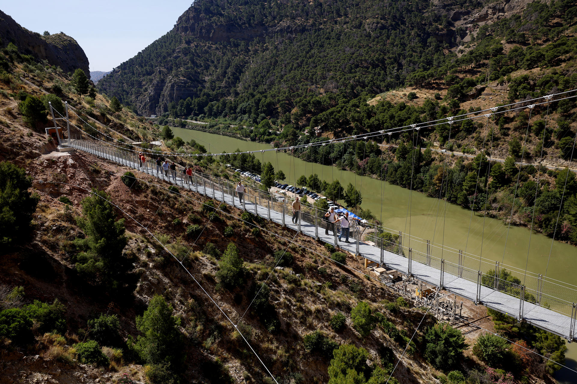 ARDALES (MÁLAGA), 09/06/2026.- El Caminito del Rey, situado en el paraje natural del desfiladero de los Gaitanes de la provincia de Málaga, reescribe su historia con un nuevo puente colgante de 110 metros, que es el más largo de España de estas características y que da un nuevo salto en la espectacularidad de este recorrido. EFE/Jorge Zapata
