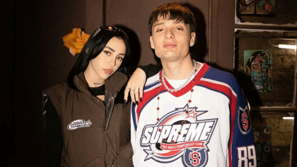 Peso Pluma y Nicki Nicole confirmaron su romance en pleno concierto