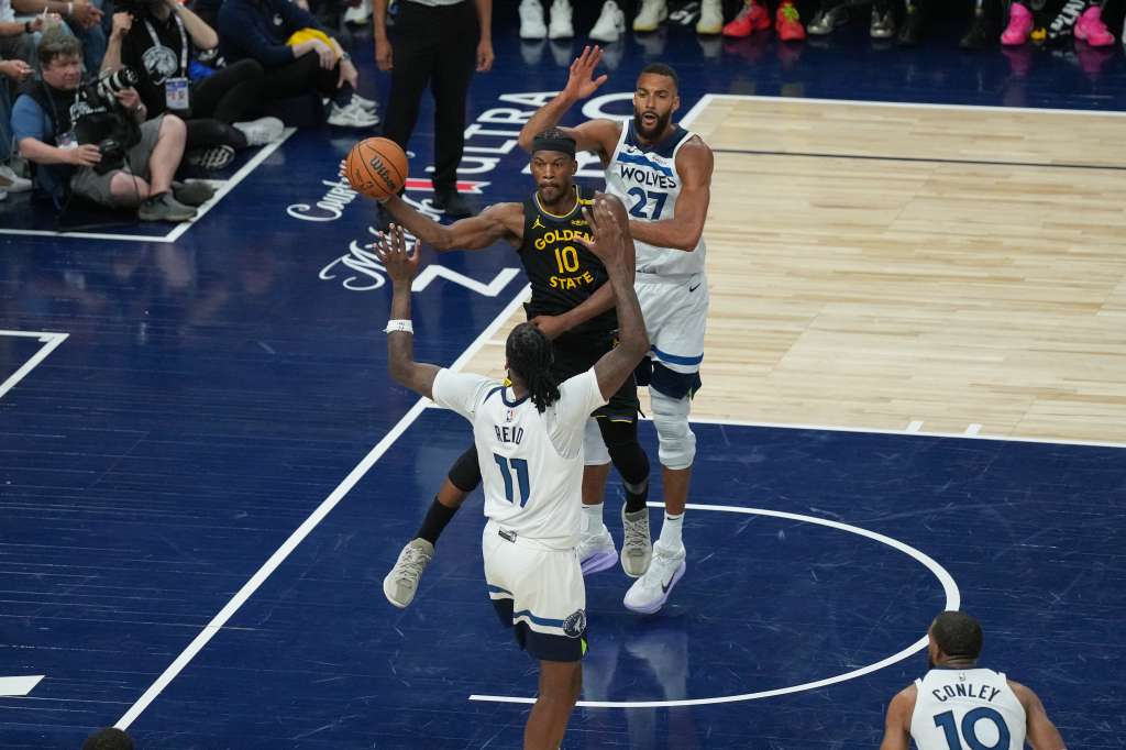 Jimmy Butler ataca el canasto de los Timberwolves.