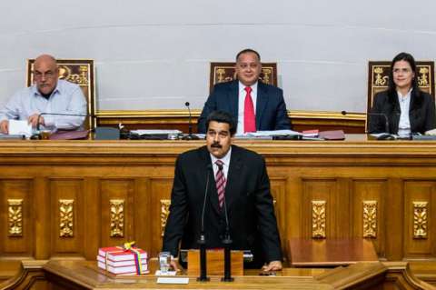 Gobierno acusa a "enemigos" de Venezuela de provocar cáncer de Chávez