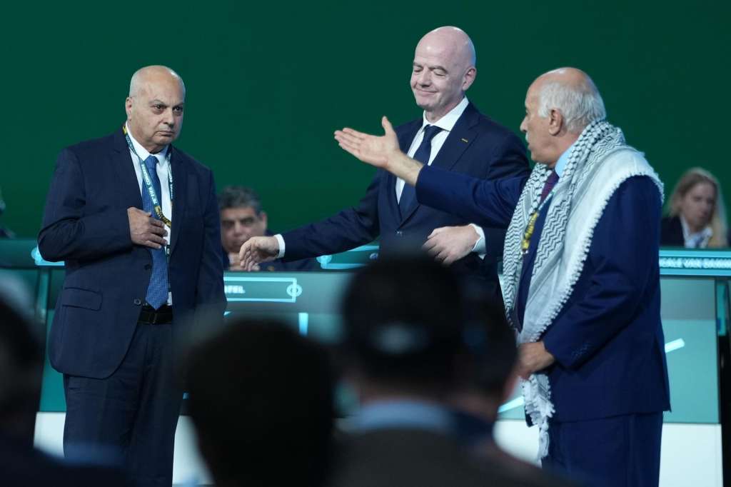 Vancouver (Canada), 30/04/2026.- Jibril Rajoub (R), President of the Palestinian Football Association, gestures as FIFA President Gianni Infantino (C), and Moshe 'Shino' Zuares (L), President of the Israel Football Associsation, look on during the 76th FIFA Congress 2026 in Vancouver, Canada, 30 April 2026. EFE/EPA/BOB FRID