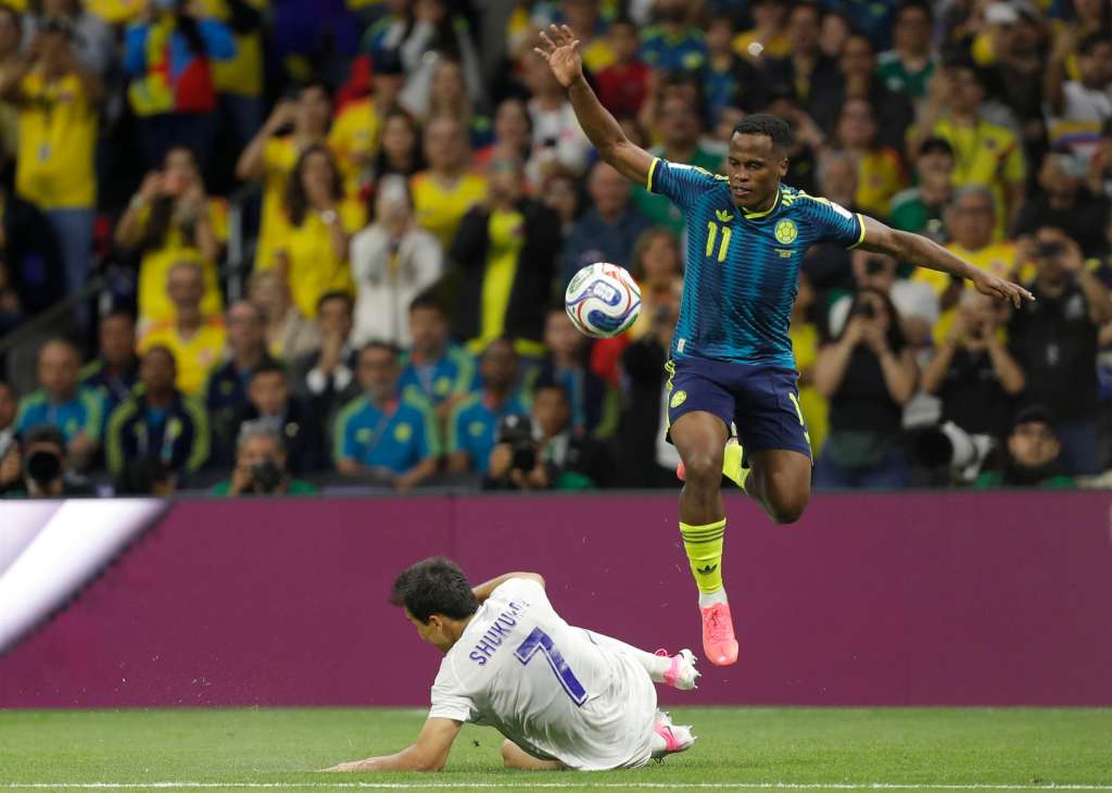 GR4212. CIUDAD DE MÉXICO (MÉXICO), 17/06/2026.- Otabek Shukurov (abajo) de Uzbekistán disputa un balón con Jhon Arias de Colombia este miércoles, en un partido del grupo K del Mundial de la FIFA 2026 entre Uzbekistán y Colombia, en el estadio Azteca en Ciudad de México (México). EFE/ Isaac Esquivel