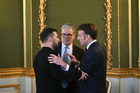 Macron y Starmer toman la batuta para mediar por Ucrania y proponen una tregua