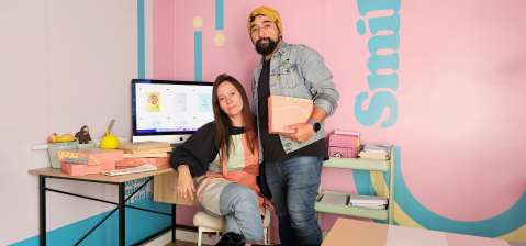 La pareja que crea cuadernos a mano con diseños inspirados en la cultura popular