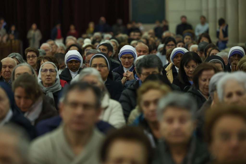 MADRID, 27/02/2025.- Decenas de personas ofrecen una oración por el restablecimiento de la salud del Papa Francisco durante una misa presidida por el cardenal José Cobo, arzobispo de Madrid, este jueves en la Catedral de La Almudena de Madrid. EFE/ Kiko Huesca