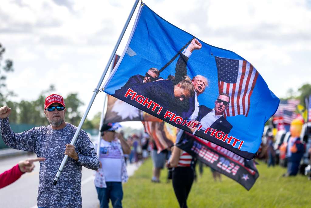 West Palm Beach (United States), 03/11/2024.- Supporters of former US president and current Republican presidential nominee Donald Trump attend the 'Trump Parade' in West Palm Beach, Florida, USA, 03 November 2024. Trump and US Vice President and Democratic presidential nominee Kamala Harris are tied in the polls with two days until the presidential election on 05 November 2024. (Elecciones) EFE/EPA/CRISTOBAL HERRERA-ULASHKEVICH