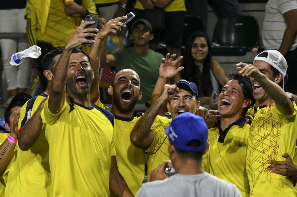 Los tenistas colombianos celebran su triunfo frente a Brasil. / AFP