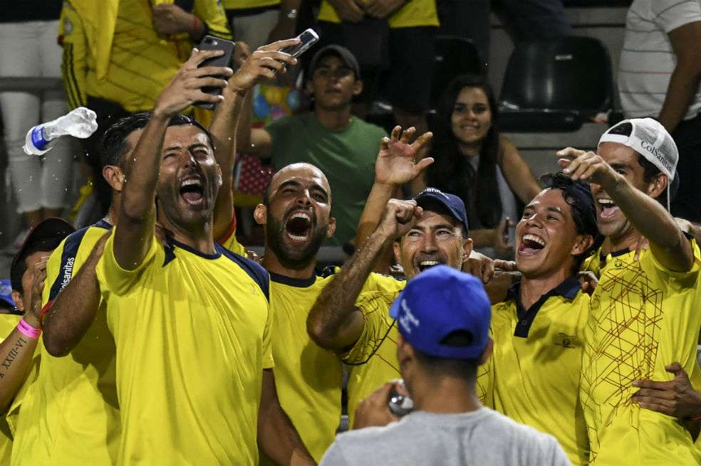 Los tenistas colombianos celebran su triunfo frente a Brasil. / AFP