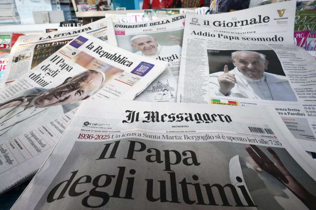 Rome (Italy), 22/04/2025.- Front pages of newspapers show the news of the death of Pope Francis, Rome, Italy, 22 April 2025. Pope Francis died on 21 April 2025 at the age of 88, according to the Holy See. Born Jorge Mario Bergoglio in Buenos Aires, Argentina. On 17 December 1936, he was appointed leader of the Catholic Church on 13 March 2013, succeeding Pontiff Emeritus Benedict XVI. (Papa, Santa Sede, Italia, Roma) EFE/EPA/MASSIMO PERCOSSI
