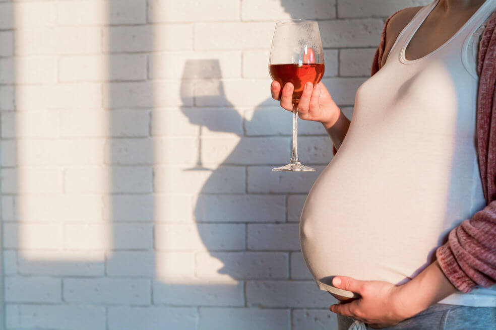Las mujeres que buscan quedan embarazadas deberían evitar el alcohol desde que empiezan a tener relaciones sexuales con fines reproductivos. / Getty