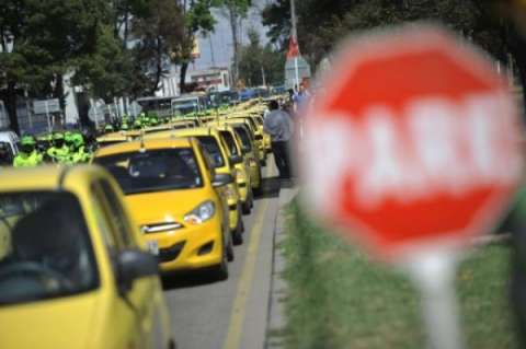 Ofrecen recompensa de $10 millones por responsable de asesinar a taxista en Bogotá
