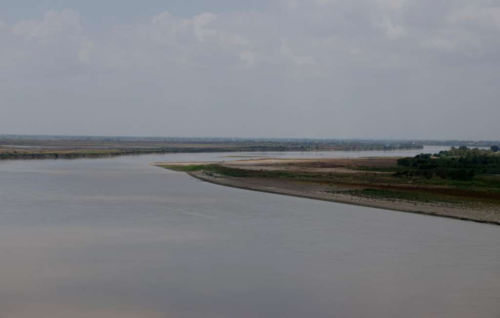 ACOMPAÑA CRÓNICA: COLOMBIA SEQUÍA AME3671. GUATACA (COLOMBIA), 30/03/2024.- Fotografía del cauce del río Magdalena con bajo nivel de agua, el 26 de marzo de 2024, en su paso por la población de Gautaca, corregimiento del municipio de Santa Cruz de Mompox (Colombia). En Guataca, un caserío del departamento colombiano de Bolívar, de calles tórridas y polvorientas, rodeado por una gran riqueza hídrica, no hay agua potable para consumo por una prolongada sequía que obliga a su gente a abastecerse en un arroyo que está prácticamente seco y cubierto por la maleza. EFE/Ricardo Maldonado Rozo