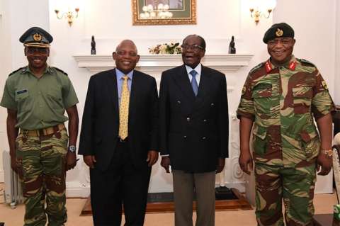 Mugabe rechaza ceder a los militares y dimitir de la presidencia de Zimbabue