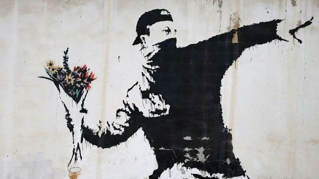 "Love is in the air", una de las más emblemáticas obras de Banksy. / Cortesía