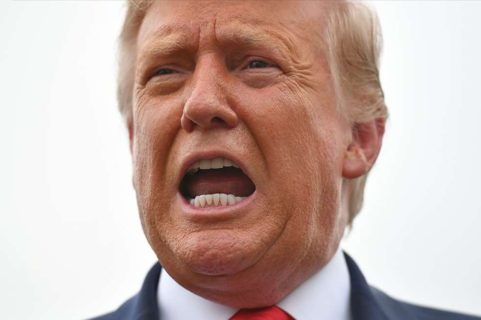 Primer plano de Donald Trump con la boca abierta.