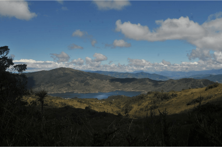 Parque Nacional Natural Chingaza
Está ubicado a poco más de una hora de Bogotá. El Parque Nacional Natural Chingaza es la gran fábrica de agua de Bogotá y algunos municipios de los departamentos de Cundinamarca y Meta. Además, cuenta con seis senderos habilitados para ecoturismo, entre los que están: las Cuchillas de Siecha, las Lagunas de Buitrago, Laguna Seca, Las Plantas del Camino-Laguna de Chingaza, las Lagunas de Siecha y el sendero Suasie, que requiere la compañía de un guía comunitario, debido a la dificultad y longitud del recorrido.