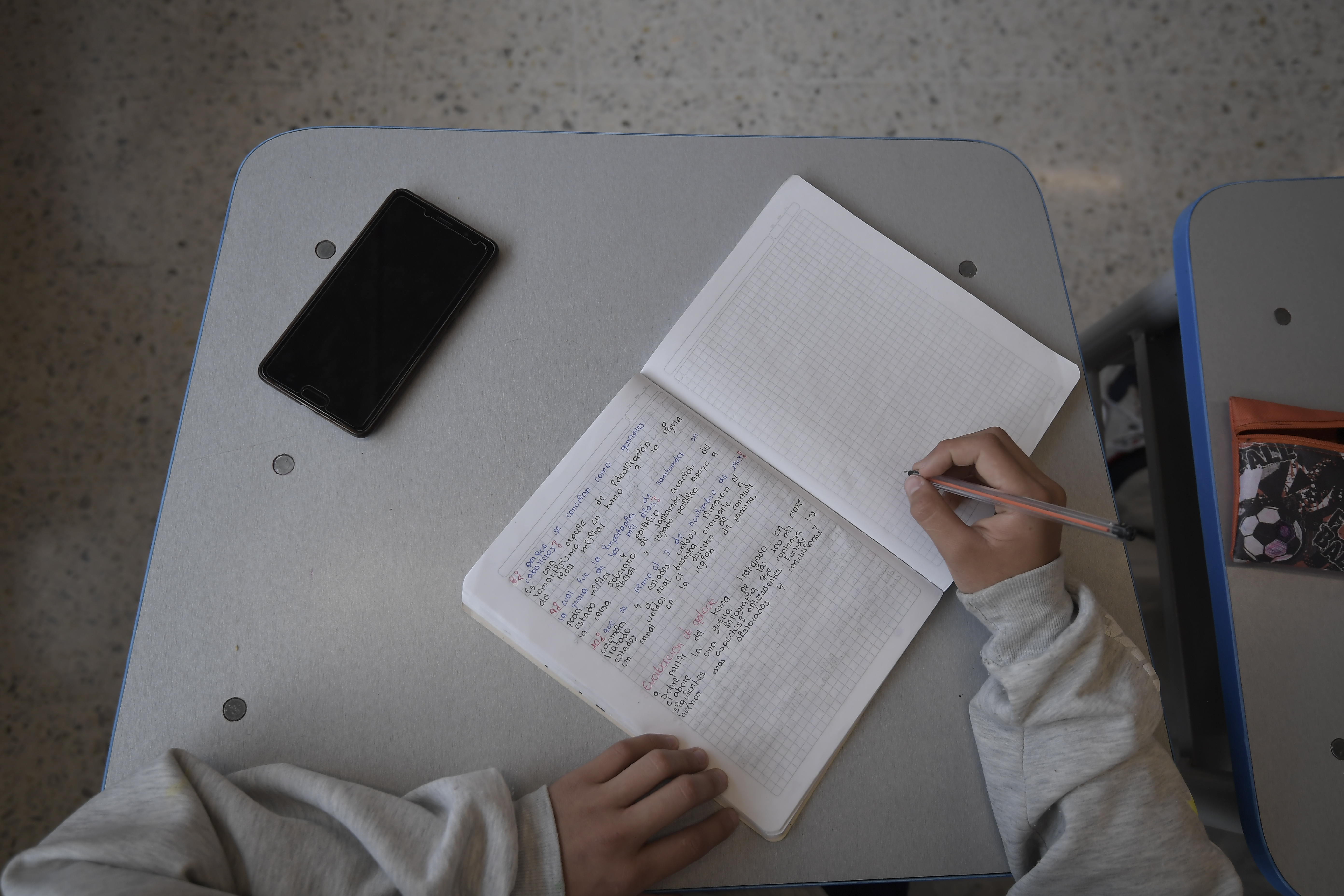 Estudiante de este colegio público ubicado en Bosa, Usan el celular.