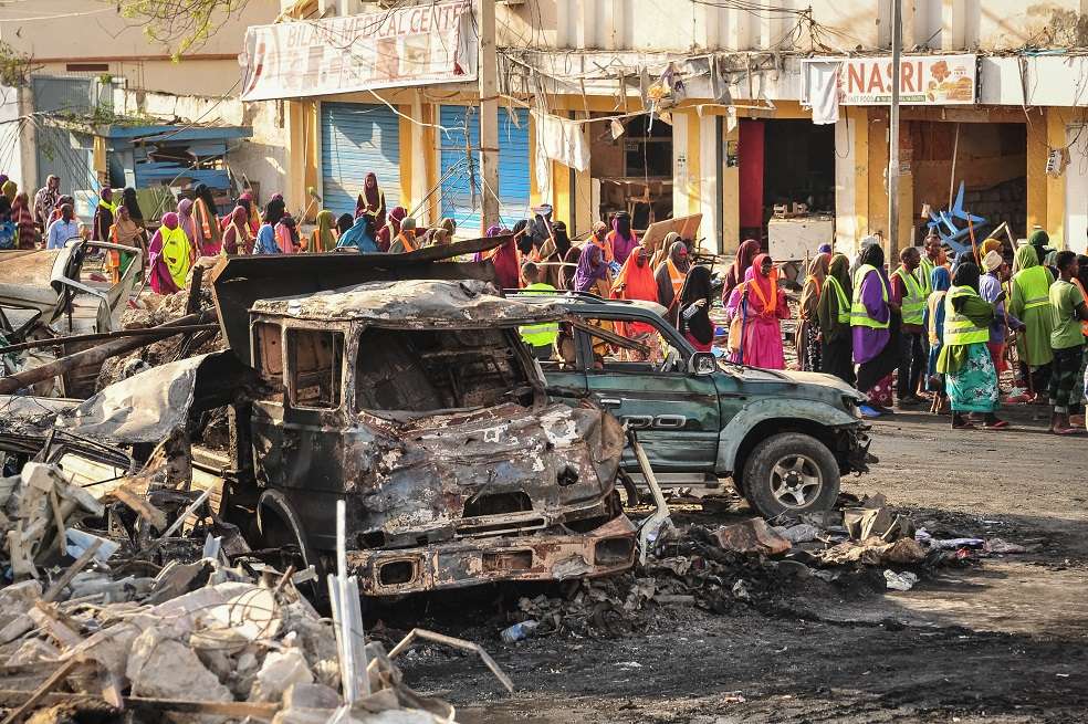 Una camión bomba estalló afuera de un hotel en Mogadishu el 14 de octubre de 2017, causando devastación generalizada que dejó más de 100 víctimas fatales. / AFP