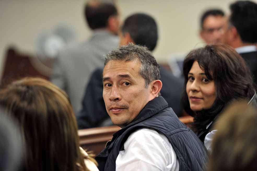 Gustavo Trejos y su esposa, Liliana Lizarazo, durante la audiencia de imputación de cargos a los coroneles Arévalo y Vivas.  / David Campuzano - El Espectador