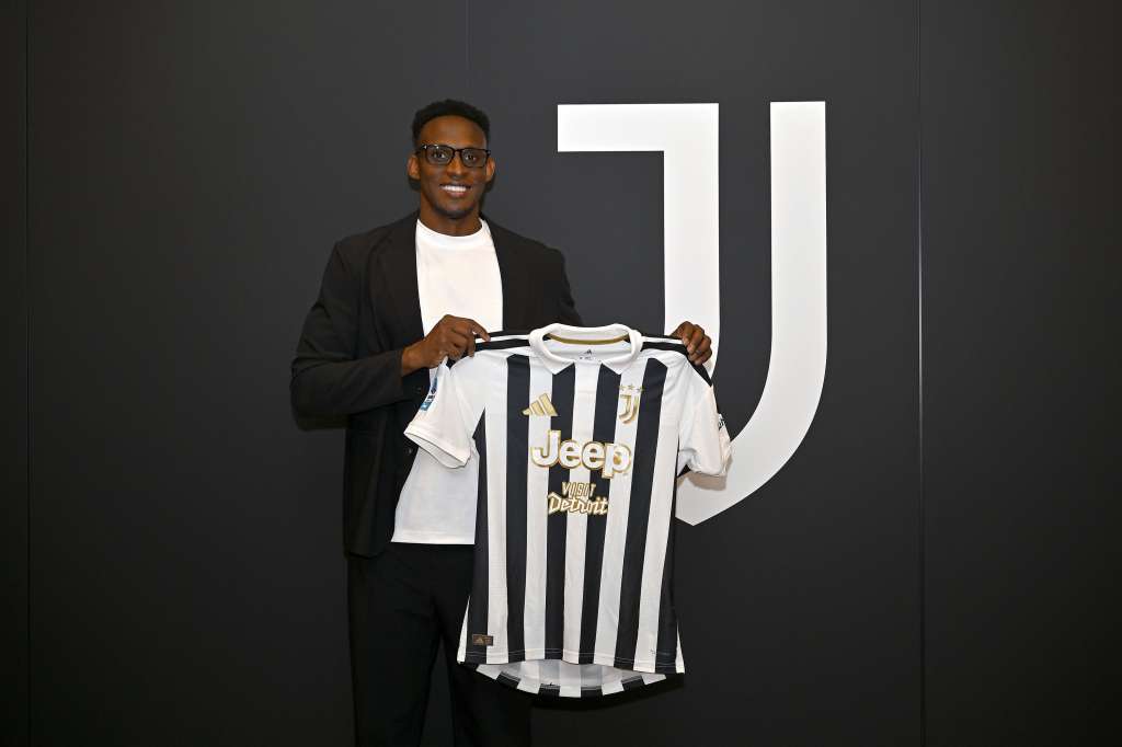 El colombiano Jhon Lucumí posando con su nueva camiseta número 26 de la Juventus de Turín.