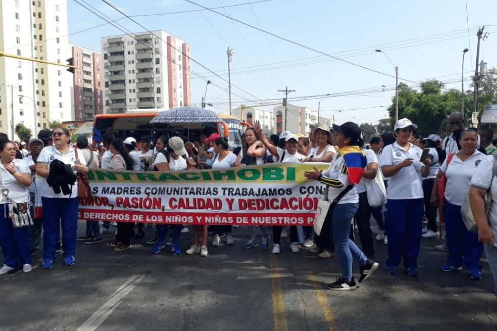 Madres transitadas de Centros de Desarrollo Infantil (CDI) del ICBF protestan por retrasos en el proceso de contratación. / Tomado del Twitter @AlexLopezMaya