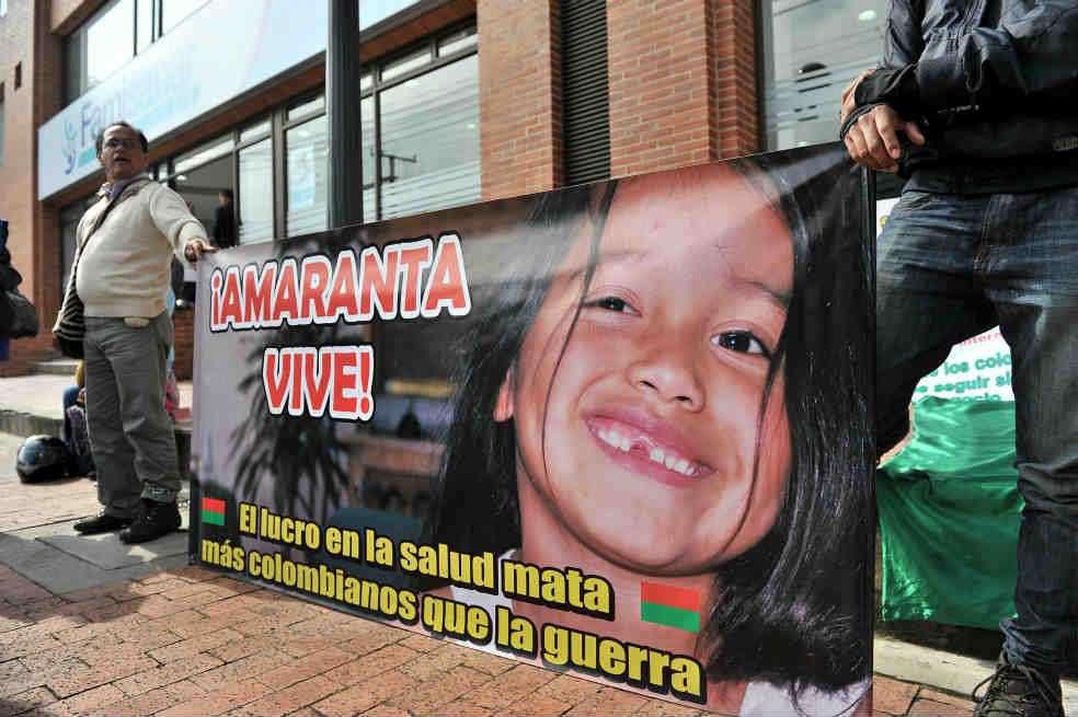 David Curtidor protesta con su familia en la Eps Famisanar por la muerte de Amaranta, una niña de ocho años. / David Campuzano