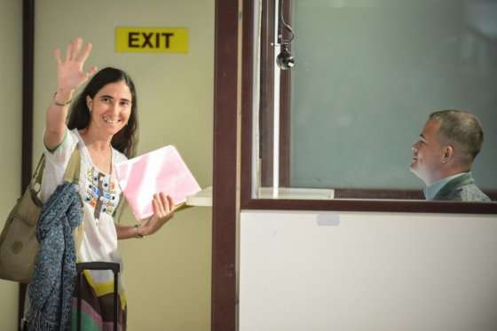 La bloguera crítica cubana Yoani Sánchez durante el chequeo de emigración en el aeropuerto internacional de La Habana (Cuba), poco antes de viajar hacia Brasil./ AFP